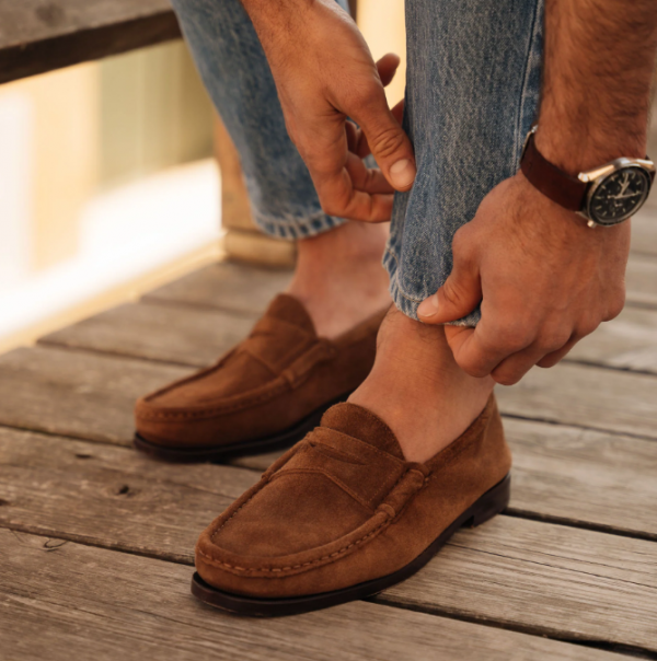 Sepatu penny dengan bahan suede